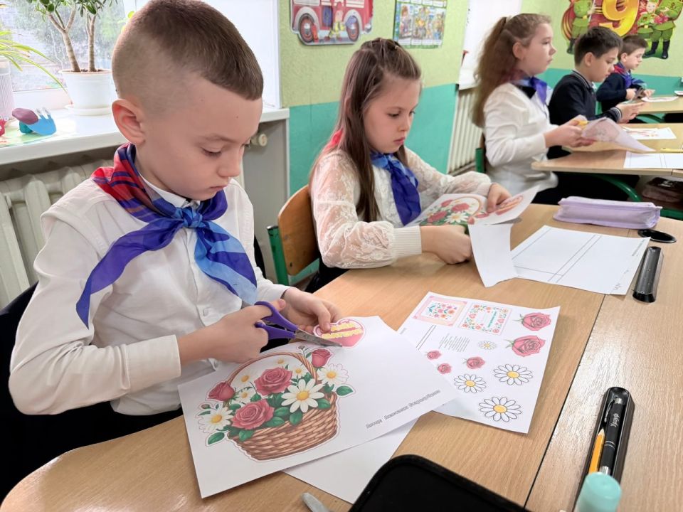 Ждановские активисты «Движения Первых» проводят мастер-класс Ждановские активисты «Движения Первых» проводят мастер-класс