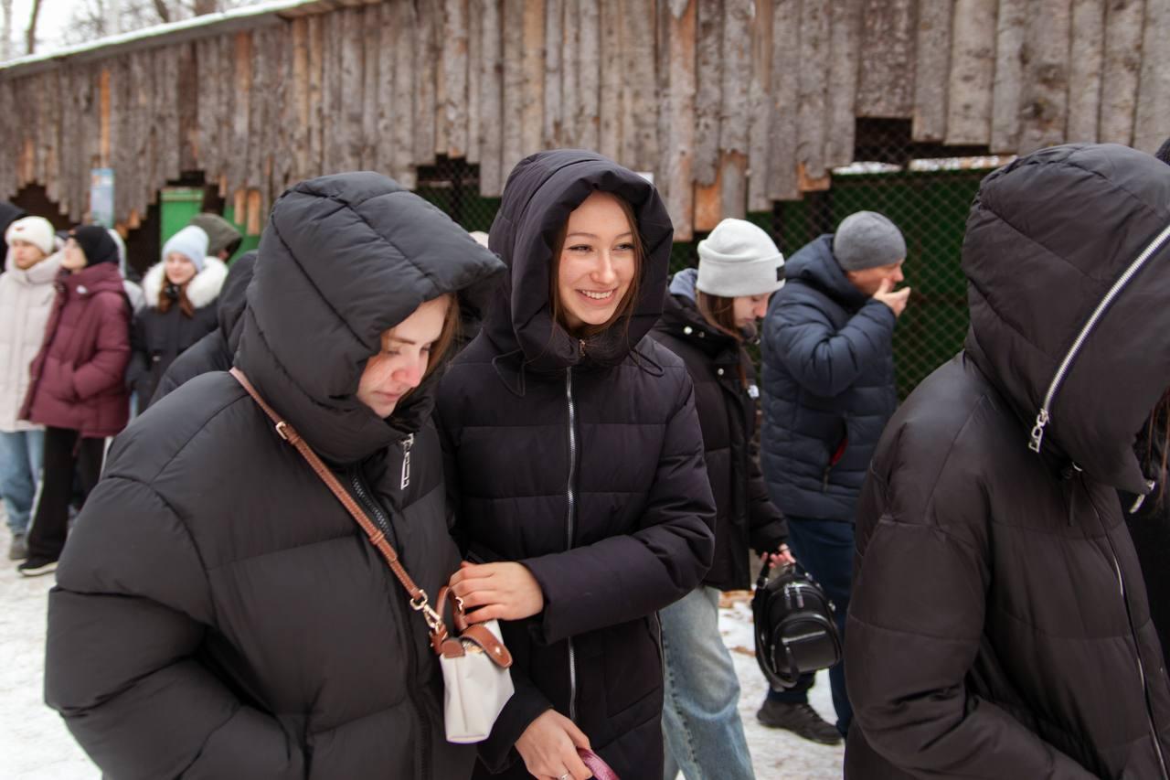 Для молодежи из Дебальцево провели экскурсию в хабаровском зоосаде «Приамурский» Для молодежи из Дебальцево провели экскурсию в хабаровском зоосаде «Приамурский»