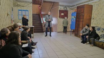 18 ноября 2025 года заместитель главы администрации городского округа Дебальцево Евгений Глебов провёл встречу с жителями пункта временного размещения (ПВР)