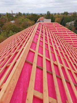 В Ждановке активно ведутся работы по обновлению жилого фонда