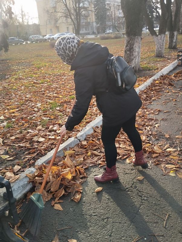 Сегодня, 18 ноября, преподаватели МБУДО «Дебальцевская школа искусств» приняли участие в экологическом субботнике, очистив от опавших листьев аллею возле родной школы! Сегодня, 18 ноября, преподаватели МБУДО «Дебальцевская школа искусств» приняли участие в экологическом субботнике, очистив от опавших листьев аллею возле родной школы!