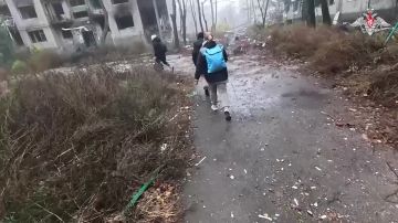 Минобороны России: Военнослужащие группировки войск «Центр» эвакуировали восемь мирных жителей из Красноармейска