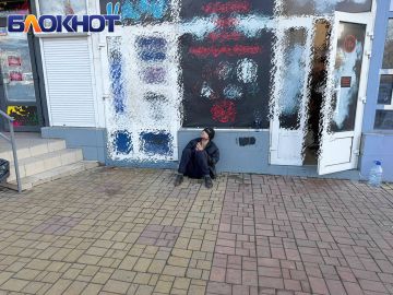 Приунывший товарищ сидит в районе Крытого рынка в Донецке