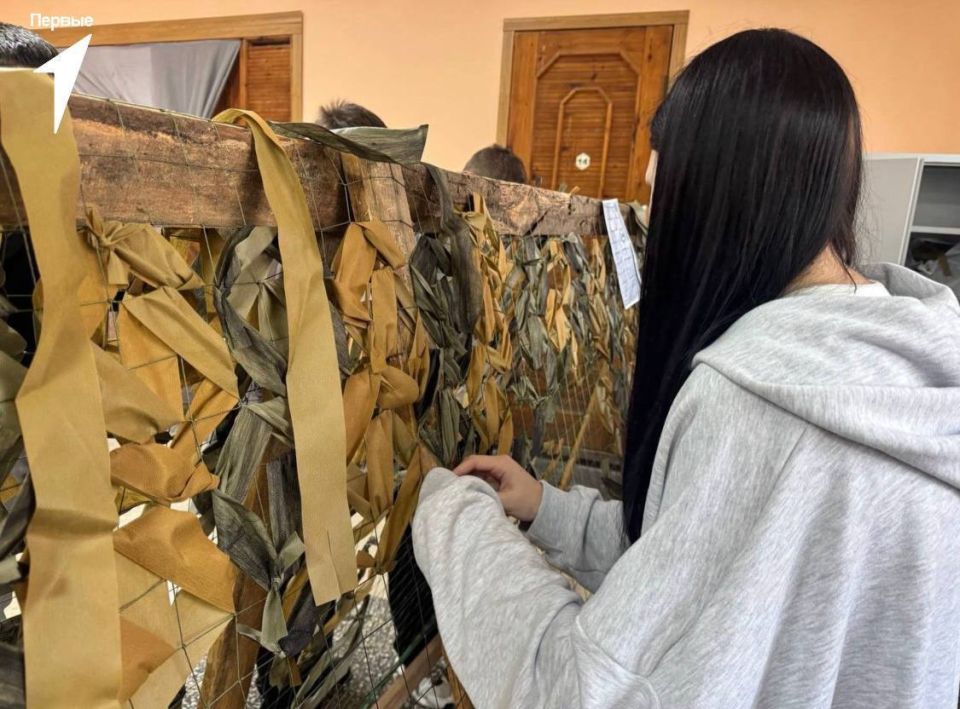 Доброе дело в действии: активисты Движения Первых плетут маскировочные сетки для наших защитников! Доброе дело в действии: активисты Движения Первых плетут маскировочные сетки для наших защитников!