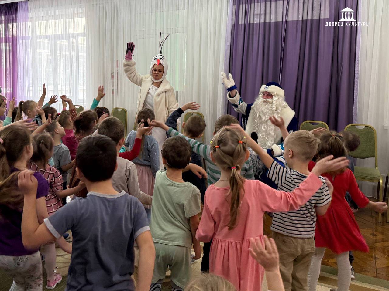 18 ноября в ГКДОУ «Детский сад №23 г.о. Харцызск» разделить радость дня рождения вместе со своими маленькими друзьями пришел сам Дедушка Мороз! Его сопровождал веселый снеговик Олаф, и вместе они закружили детей в вихре игр... 18 ноября в ГКДОУ «Детский сад №23 г.о. Харцызск» разделить радость дня рождения вместе со своими маленькими друзьями пришел сам Дедушка Мороз! Его сопровождал веселый снеговик Олаф, и вместе они закружили детей в вихре игр...