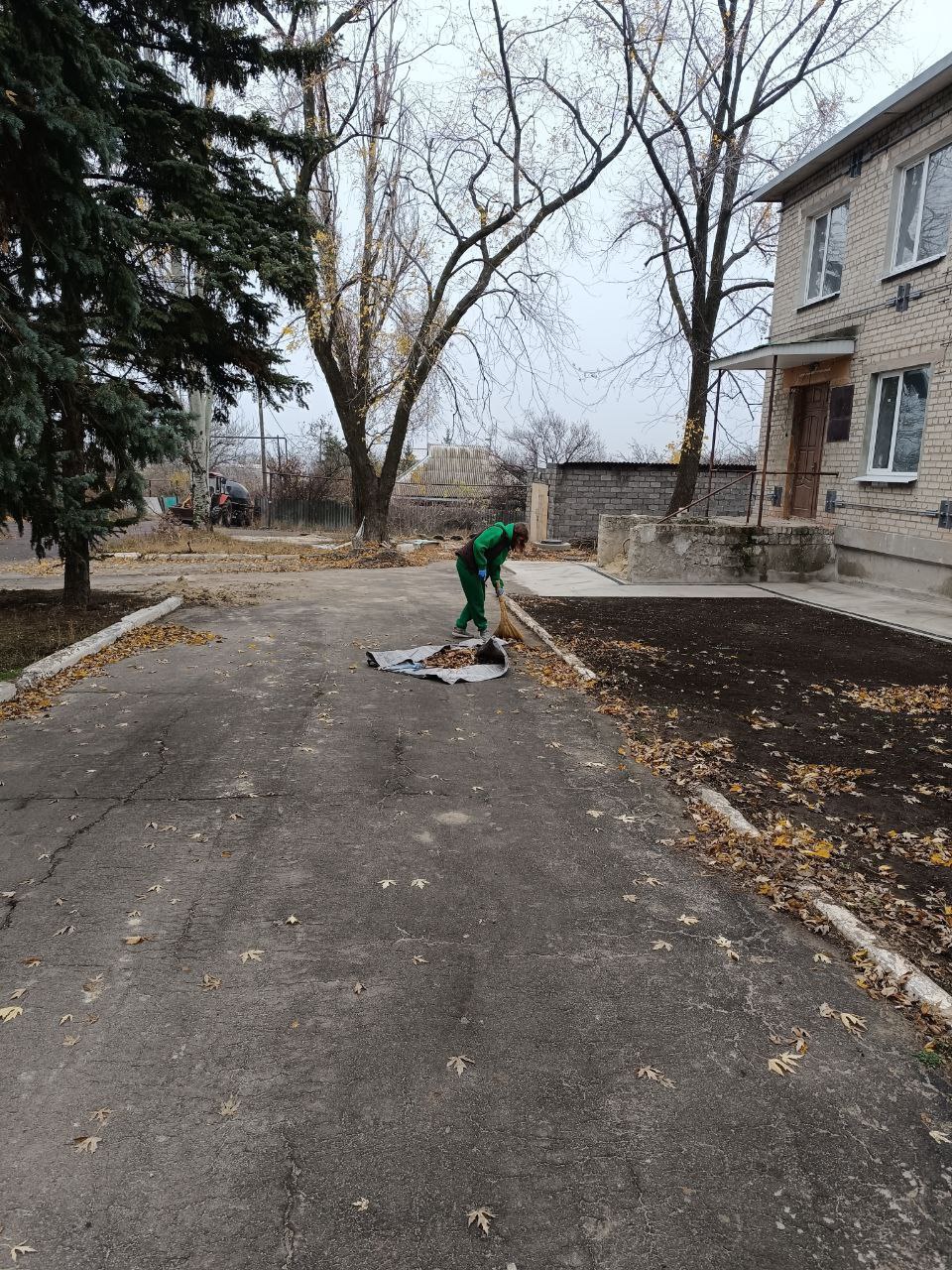 Сегодня в поселке Новолуганское состоялся экологический субботник, посвященный уборке территории, прилегающей к амбулатории Сегодня в поселке Новолуганское состоялся экологический субботник, посвященный уборке территории, прилегающей к амбулатории