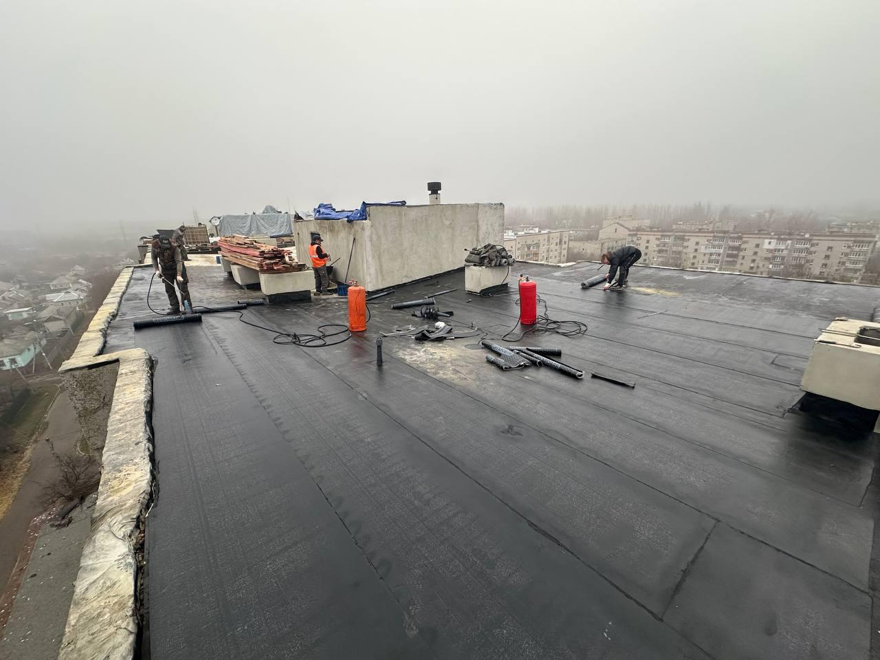 Нижегородские специалисты приступили к завершающим работам на крыше жилого дома в Харцызске Нижегородские специалисты приступили к завершающим работам на крыше жилого дома в Харцызске