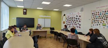 Сегодня депутат Тельмановского муниципального совета Галина Коссе встретилась с сотрудниками ГБОУ "Тельмановская гимназия Тельмановского МО"