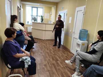 18 ноября 2025 г состоялась встреча депутата Тельмановского муниципального совета Сергея Мелащука с работниками ГБУ ДНР " Центральная районная больница Тельмановского района"