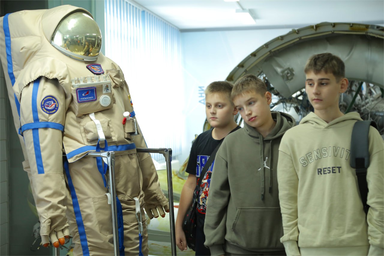 Школьники и студенты из Амвросиевки побывали на космодроме Восточный и в космическом музее Амурского госуниверситета Школьники и студенты из Амвросиевки побывали на космодроме Восточный и в космическом музее Амурского госуниверситета