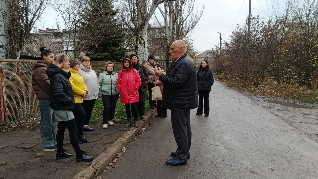 Сегодня, 18 ноября, в Советском внутригородском районе депутат Макеевского городского совета первого созыва Олег Венжега провел встречу с жителями жилого массива Объединенный возле дома № 6 квартала 49 Сегодня, 18 ноября, в Советском внутригородском районе депутат Макеевского городского совета первого созыва Олег Венжега провел встречу с жителями жилого массива Объединенный возле дома № 6 квартала 49
