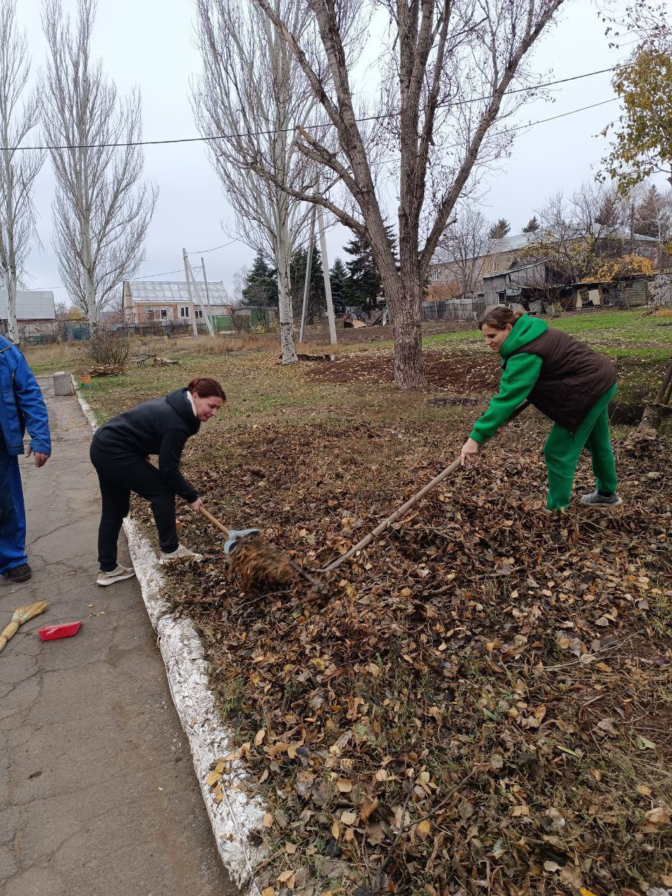 Сегодня в поселке Новолуганское состоялся экологический субботник, посвященный уборке территории, прилегающей к амбулатории Сегодня в поселке Новолуганское состоялся экологический субботник, посвященный уборке территории, прилегающей к амбулатории