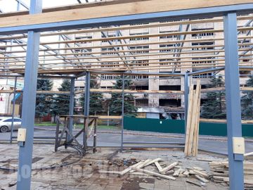 Стройка кипит: в Донецке возле ЦУМа восстанавливают разрушенные торговые павильоны