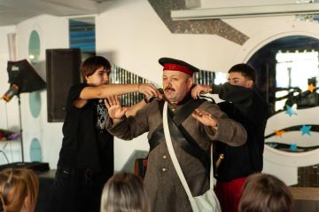 Школьники и студенты из Дебальцево посетили патриотический час в Хабаровске