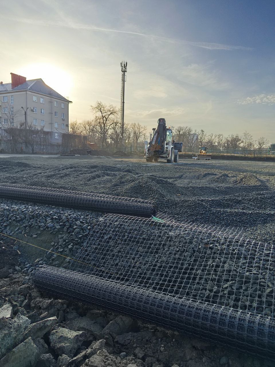 Возле ледового комплекса подготавливают основание для футбольного поля Возле ледового комплекса подготавливают основание для футбольного поля