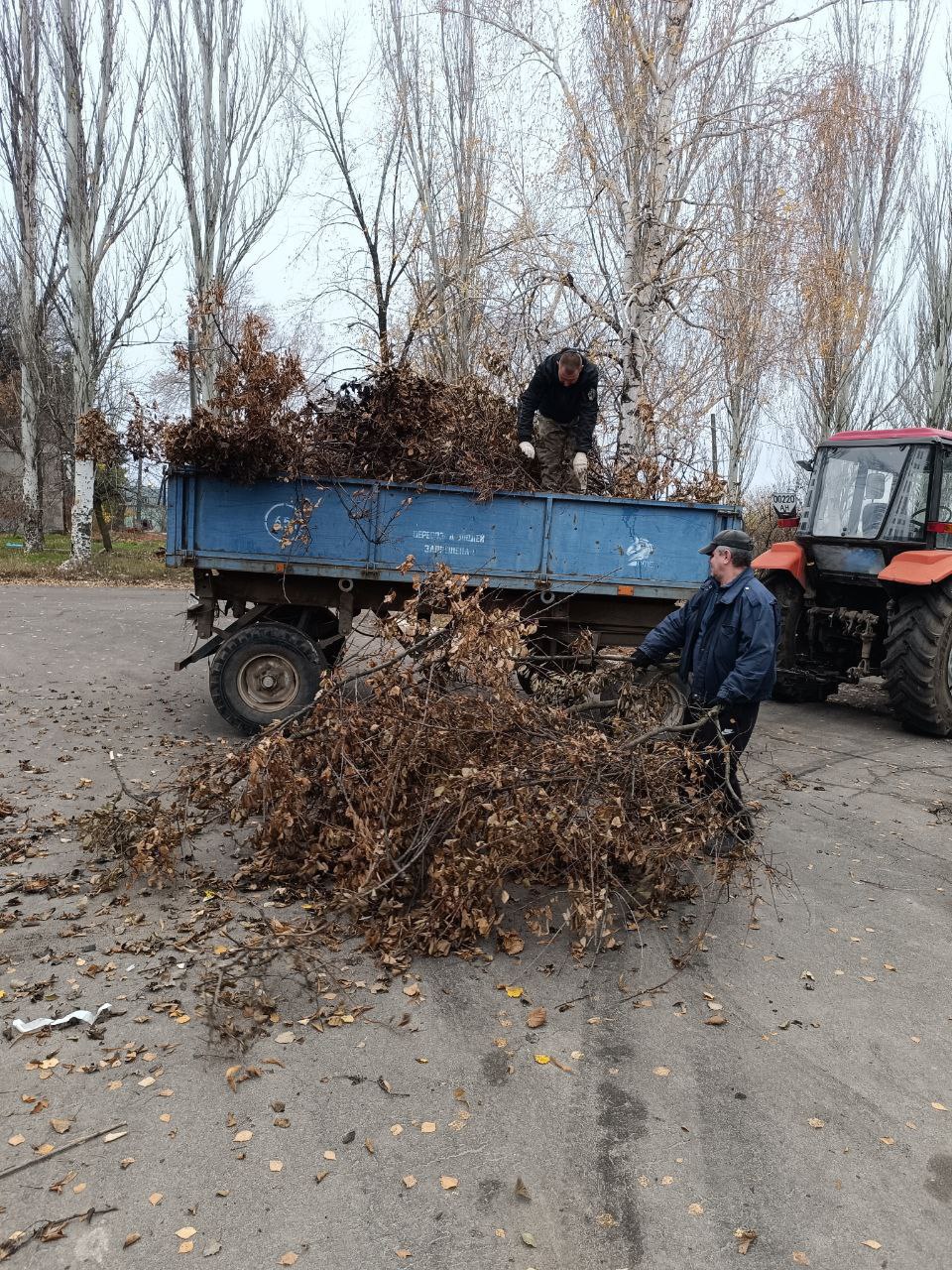 Сегодня в поселке Новолуганское состоялся экологический субботник, посвященный уборке территории, прилегающей к амбулатории Сегодня в поселке Новолуганское состоялся экологический субботник, посвященный уборке территории, прилегающей к амбулатории