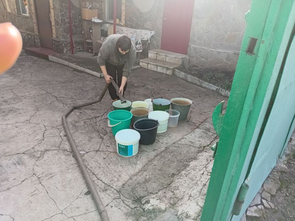 В Кировском внутригородском районе при поддержке региона-шефа Московская область продолжается подвоз воды для жителей домов, в которые в установленный графиком день не поступила вода В Кировском внутригородском районе при поддержке региона-шефа Московская область продолжается подвоз воды для жителей домов, в которые в установленный графиком день не поступила вода