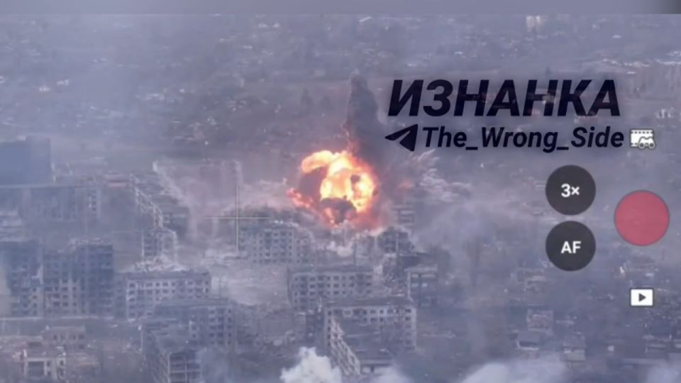 Прилет еще одного ФАБ-3000 с УМПК по украинским позициям в Мирнограде, на этот по микрорайону Светлый на востоке города Прилет еще одного ФАБ-3000 с УМПК по украинским позициям в Мирнограде, на этот по микрорайону Светлый на востоке города