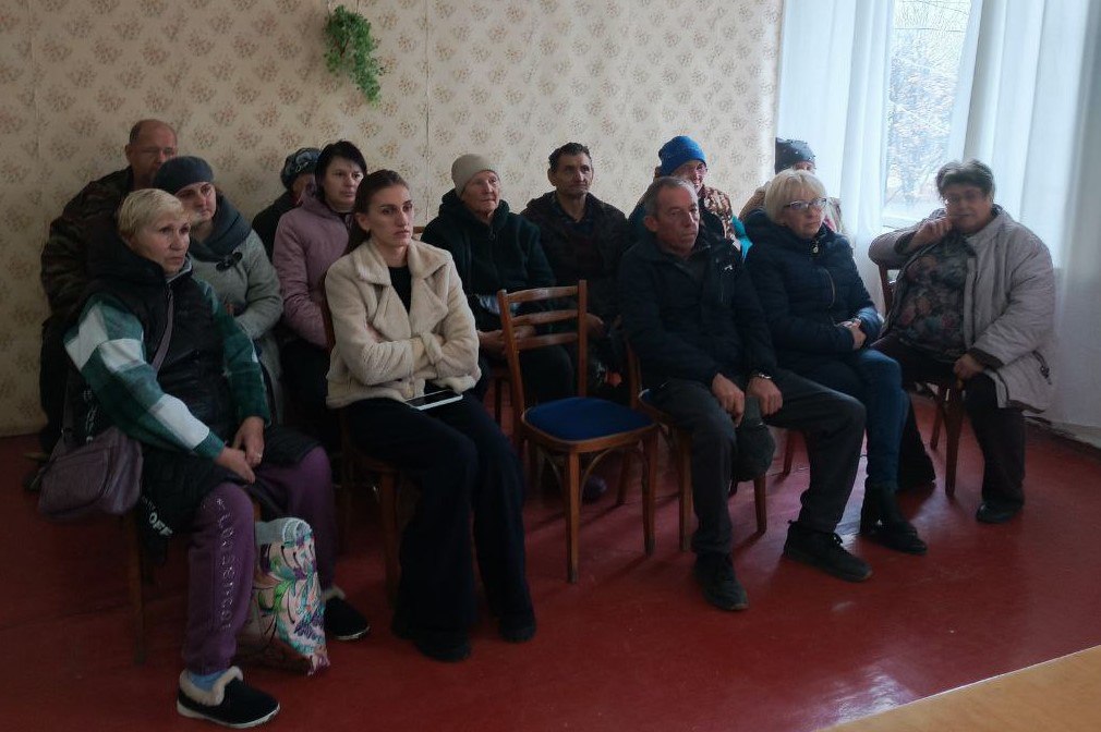 Секретарь Амвросиевского местного отделения Партии "Единая Россия" Игорь Лызов встретился с жителями пгт Кутейниково