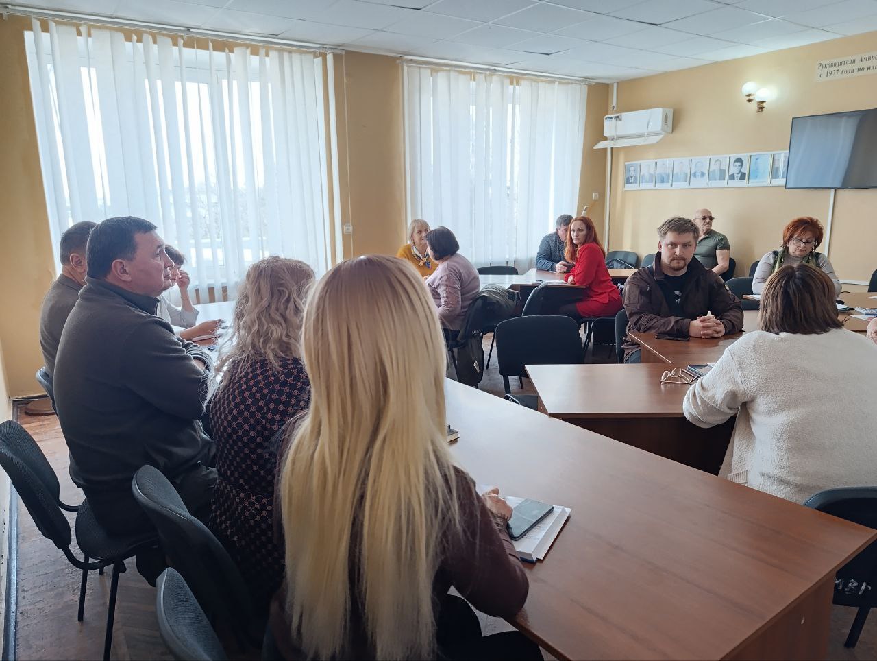 Секретарь Амвросиевского местного отделения Всероссийской политической партии «Единая Россия» Игорь Лызов встретился с активом Партии и секретарями первичных отделений Секретарь Амвросиевского местного отделения Всероссийской политической партии «Единая Россия» Игорь Лызов встретился с активом Партии и секретарями первичных отделений