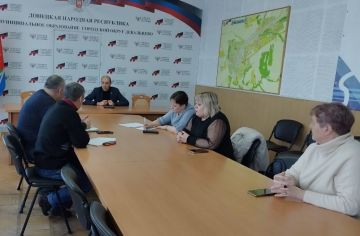 18 ноября 2025 года заместитель главы администрации городского округа Дебальцево Евгений Глебов провел рабочее совещание по подготовке и прохождению отопительного сезона 2025-2026гг