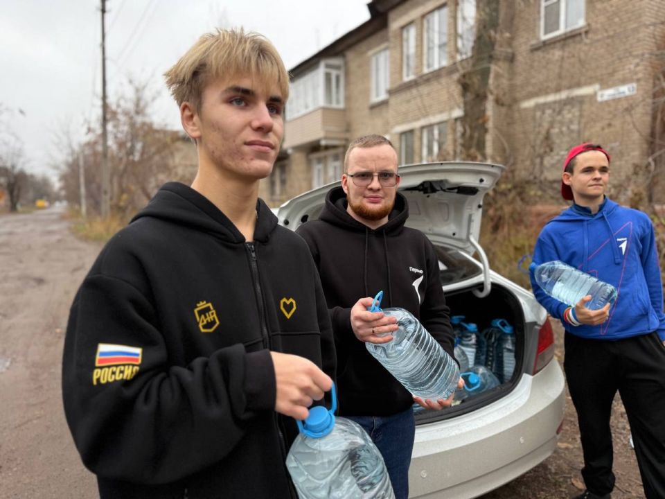 Роман Конев: 18 ноября 2025 года депутаты Горловского городского совета от фракции «Единая Россия» – Алексей Костин совместно с заместителем руководителя Управы Калининского внутригородского района города Горловка Юрием... Роман Конев: 18 ноября 2025 года депутаты Горловского городского совета от фракции «Единая Россия» – Алексей Костин совместно с заместителем руководителя Управы Калининского внутригородского района города Горловка Юрием...