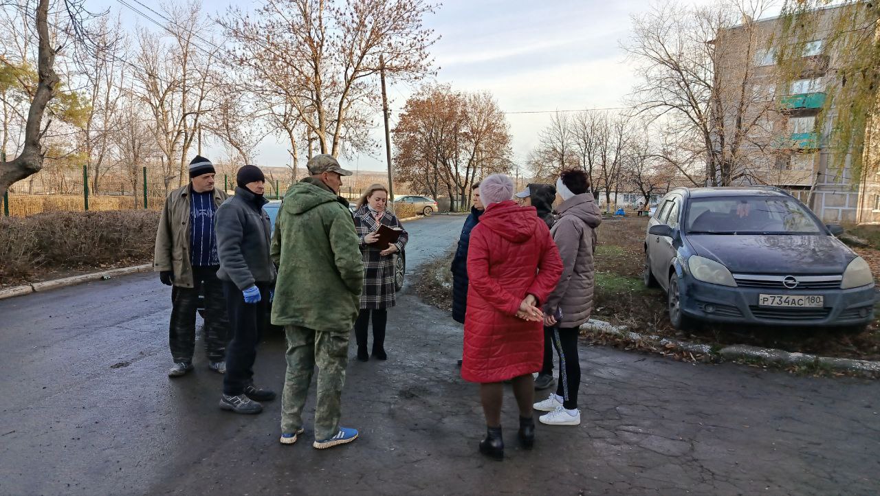 18 ноября депутат Макеевского городского созыва Донецкой Народной Республики первого созыва Алена Трякина провела встречу с жителями жилого массива Ханженково-Северный возле дома № 12 квартала 8