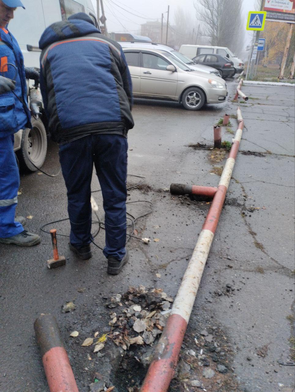 Ремонтники из Владимира восстановили ограничение проезда возле Дома культуры в Кировском Ремонтники из Владимира восстановили ограничение проезда возле Дома культуры в Кировском