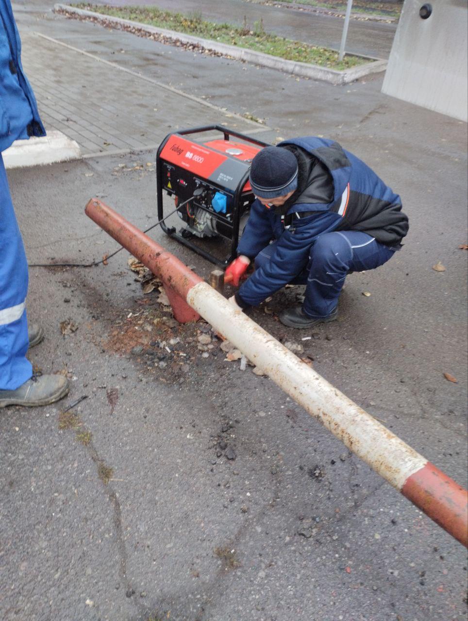 Ремонтники из Владимира восстановили ограничение проезда возле Дома культуры в Кировском Ремонтники из Владимира восстановили ограничение проезда возле Дома культуры в Кировском