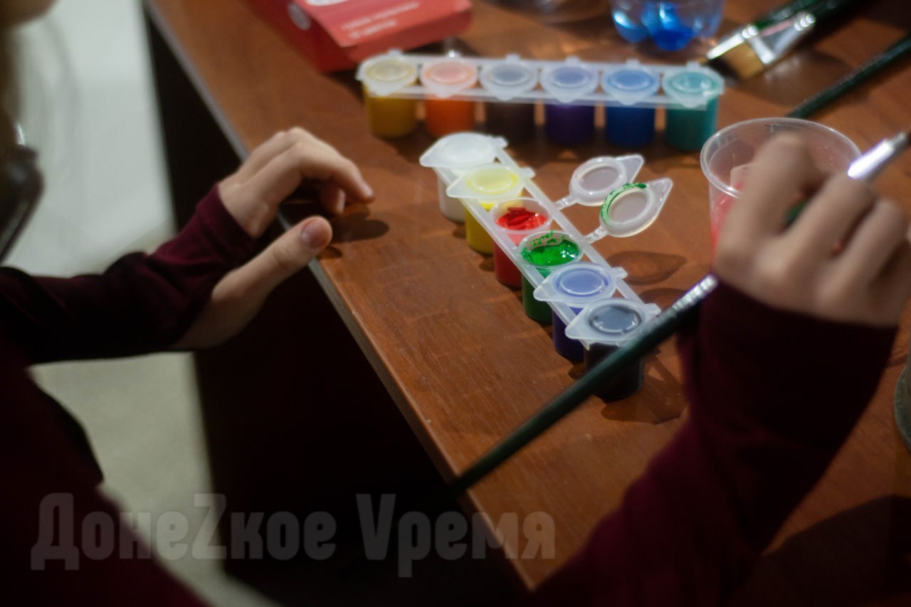 Арт — это не обстрел, а искусство: донецкая молодежь рисовала на гильзах от артиллерийских снарядов Арт — это не обстрел, а искусство: донецкая молодежь рисовала на гильзах от артиллерийских снарядов