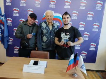 Руководитель общественной приемной Дебальцевского МО всероссийской политической партии «Единая Россия» Татьяна Норец совместно депутатом Дебальцевского городского совета Сергеем Кириченко вручили новые членские билеты