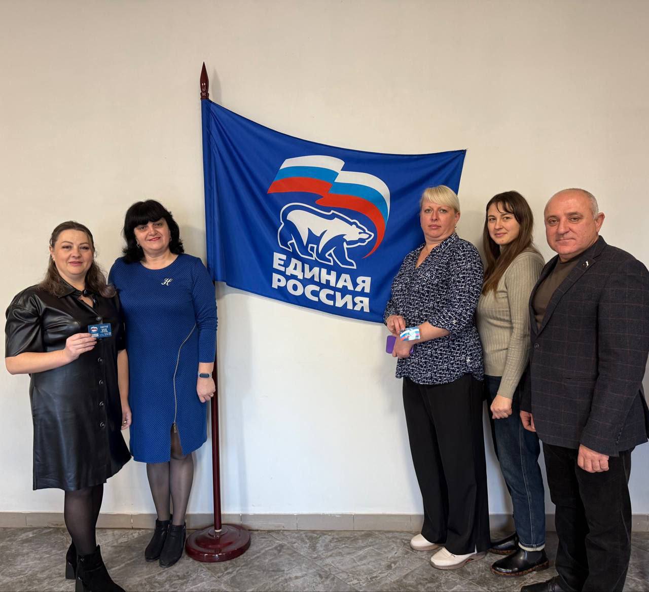 Торжественное вручение партийных билетов в Мангушском округе Торжественное вручение партийных билетов в Мангушском округе