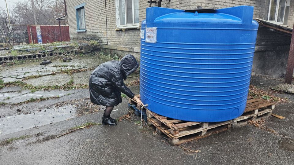 19 ноября 2025 года во исполнение поручения Главы Донецкой Народной Республики депутаты Ясиноватского муниципального совета Елена Алипа, Наталья Филиппова и Владимир Сергиенко посетили места подвоза воды 19 ноября 2025 года во исполнение поручения Главы Донецкой Народной Республики депутаты Ясиноватского муниципального совета Елена Алипа, Наталья Филиппова и Владимир Сергиенко посетили места подвоза воды