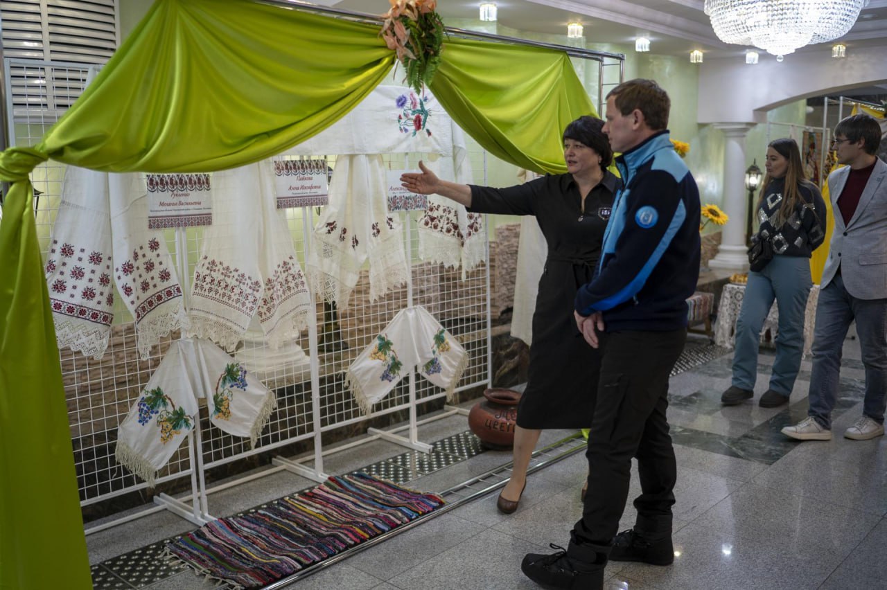 Три вокальных ансамбля из Волновахи представили Донбасс в Новом Уренгое на окружном фестивале славянской культуры Три вокальных ансамбля из Волновахи представили Донбасс в Новом Уренгое на окружном фестивале славянской культуры