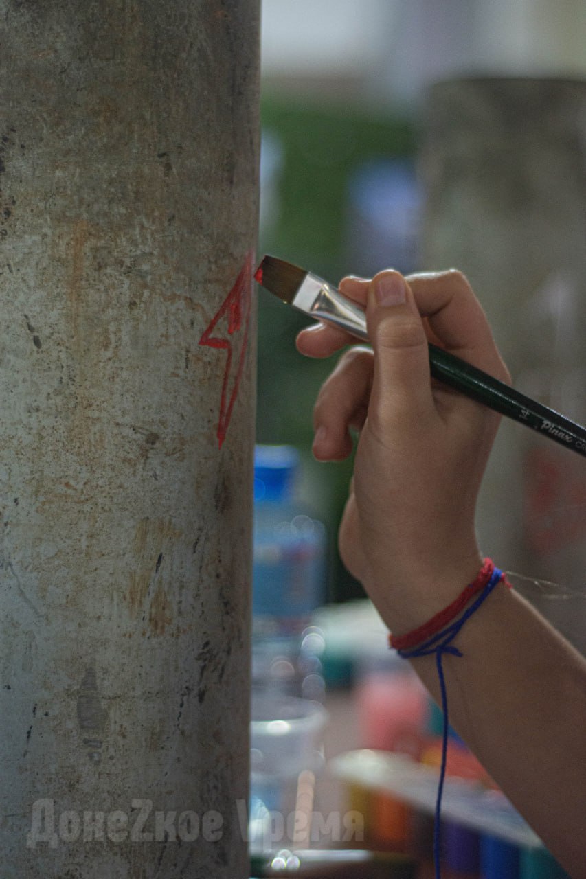 Арт — это не обстрел, а искусство: донецкая молодежь рисовала на гильзах от артиллерийских снарядов Арт — это не обстрел, а искусство: донецкая молодежь рисовала на гильзах от артиллерийских снарядов