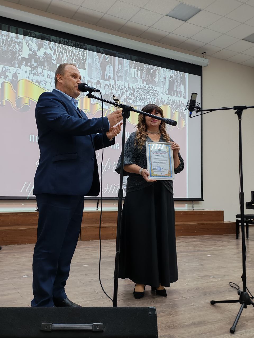Сегодня, 19 ноября, Председатель Торезского городского совета Александр Казмерчук принял участие в торжественном мероприятии, посвящённом 70-летию МБУДО ДШИ "Симфония Приморья" г. о. Торез Сегодня, 19 ноября, Председатель Торезского городского совета Александр Казмерчук принял участие в торжественном мероприятии, посвящённом 70-летию МБУДО ДШИ "Симфония Приморья" г. о. Торез