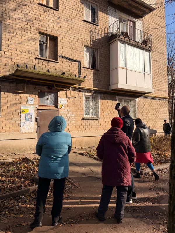 Депутат Андрей Калюжный работает на сходе граждан Депутат Андрей Калюжный работает на сходе граждан