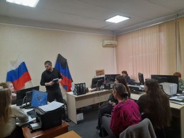 Сегодня депутат Тельмановского муниципального совета Дмитрий Липчанский встретился с сотрудниками МКУ «Жилищно-коммунальное хозяйство и благоустройство» администрации Тельмановского муниципального округа