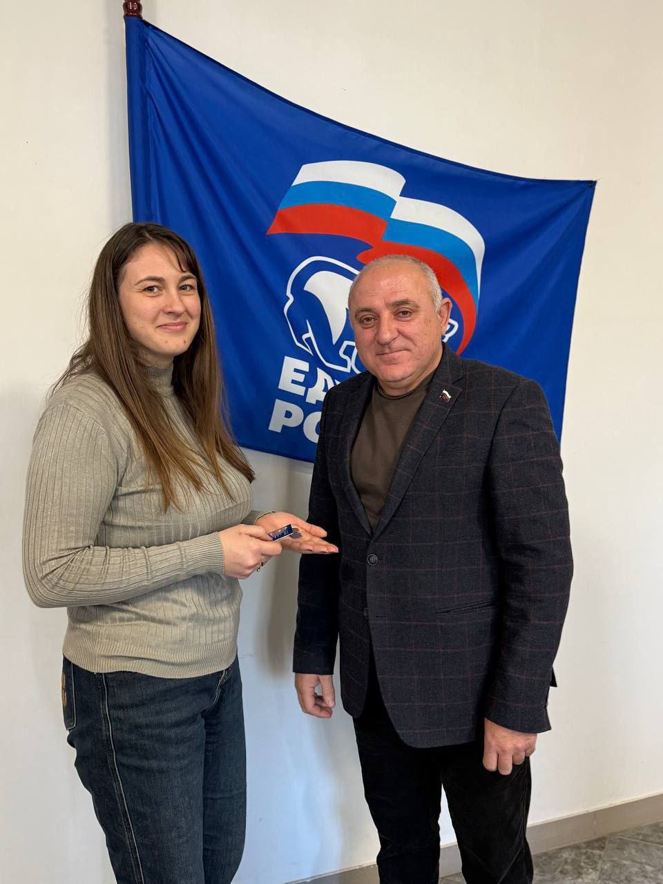 Торжественное вручение партийных билетов в Мангушском округе