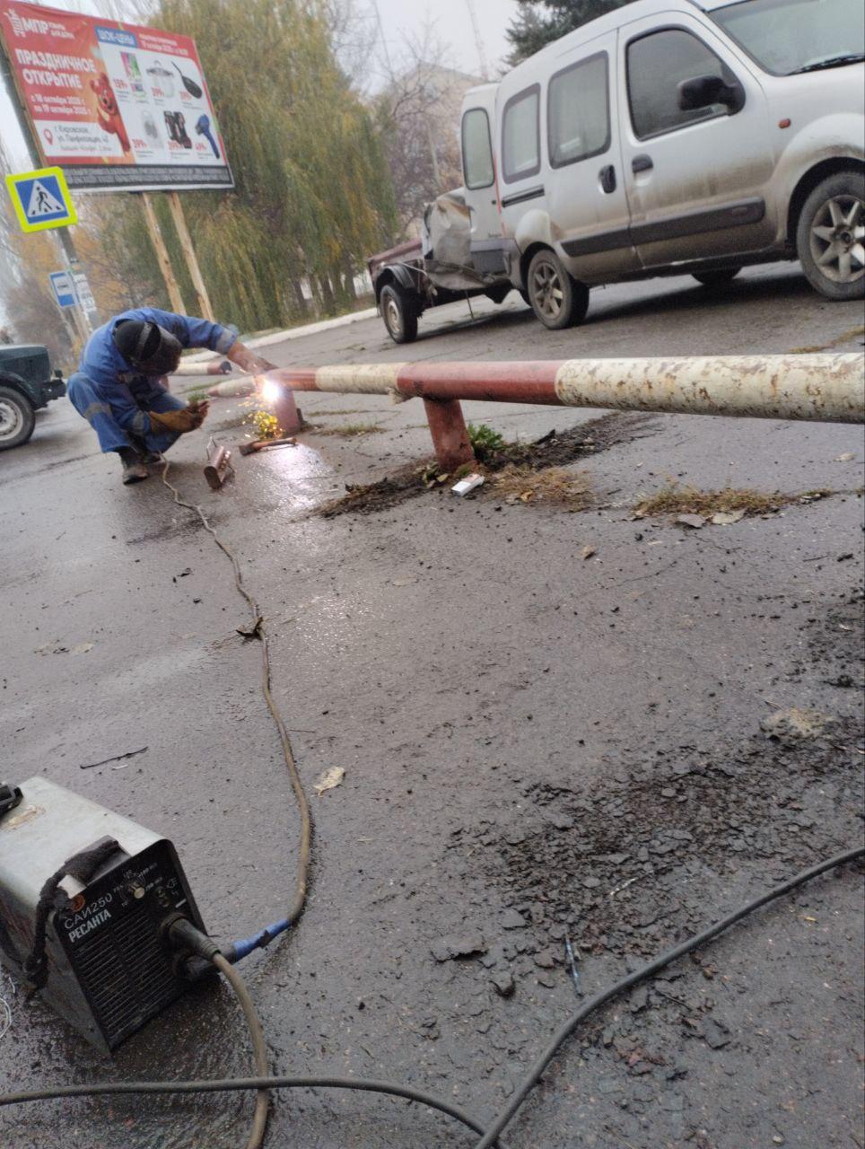 Ремонтники из Владимира восстановили ограничение проезда возле Дома культуры в Кировском