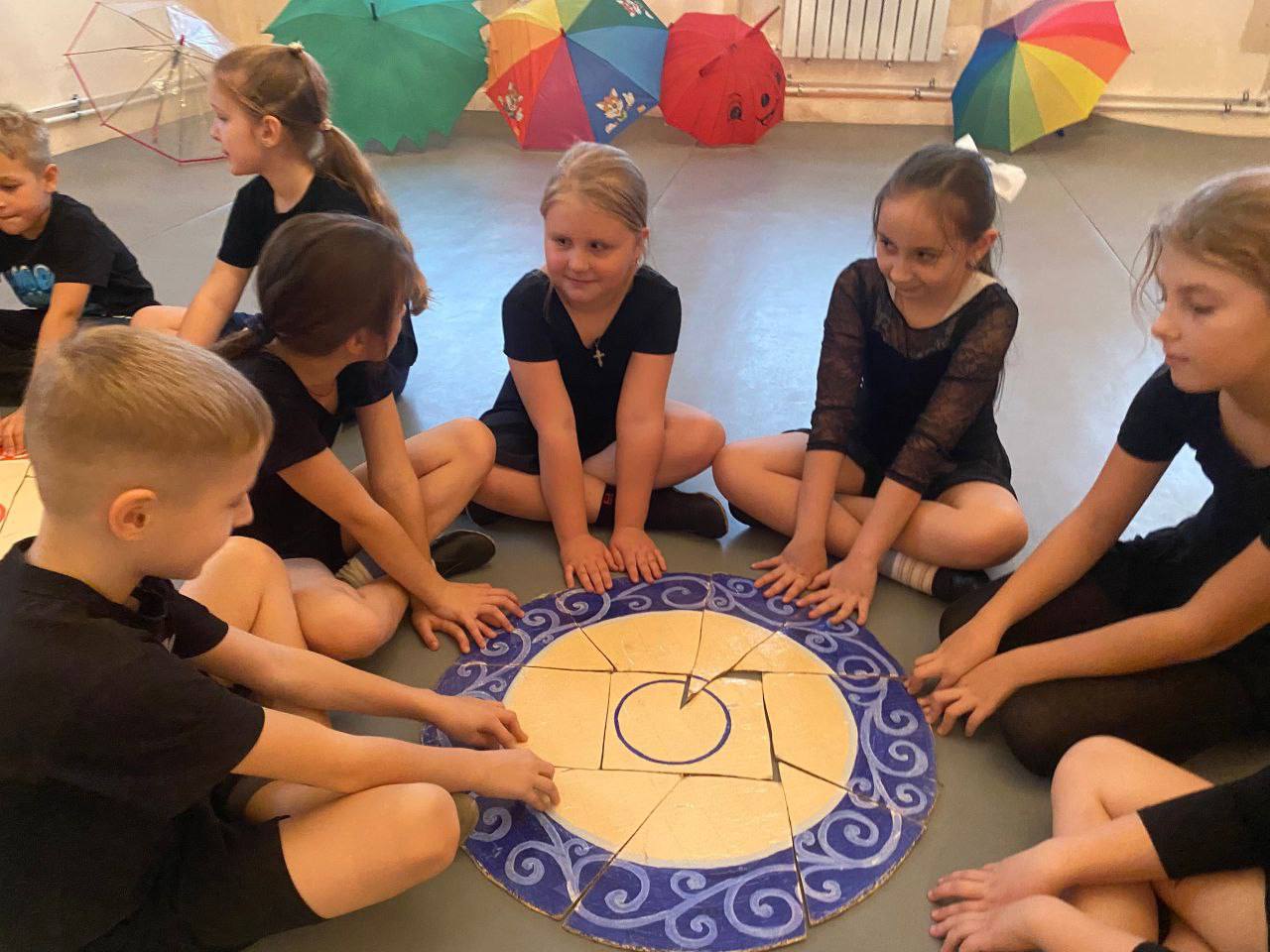 Сегодня, 19 ноября, в МБУ "Зугрэсский ГДК", в танцевальном коллективе "Бархат", состоялась развлекательно-игровая программа, ко Всемирному дню ребёнка "Должны смеяться дети!" Сегодня, 19 ноября, в МБУ "Зугрэсский ГДК", в танцевальном коллективе "Бархат", состоялась развлекательно-игровая программа, ко Всемирному дню ребёнка "Должны смеяться дети!"