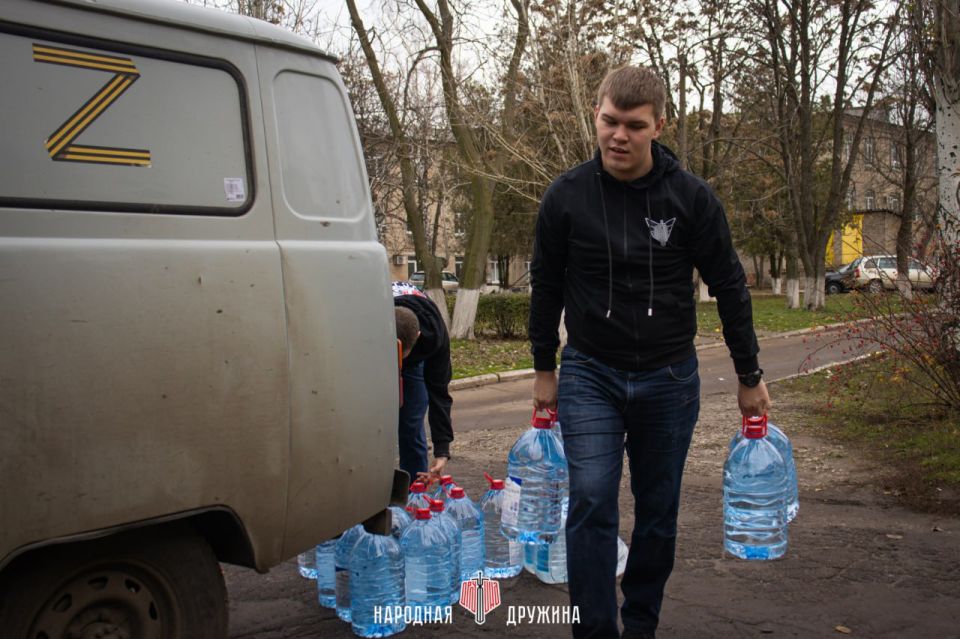 Более 1000 литров питьевой воды волонтеры доставили в больницу Донецка Более 1000 литров питьевой воды волонтеры доставили в больницу Донецка