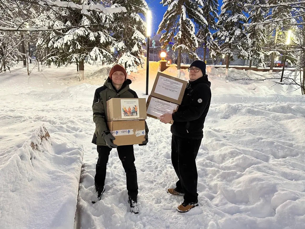 Библиотечная система города Лабытнанги собрала гуманитарную помощь для одиноких людей из Волновахского округа