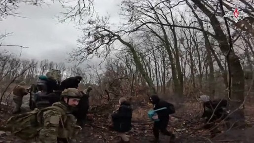 Бойцы армии России эвакуируют мирное население и берут пленных ВСУшников в Покровске