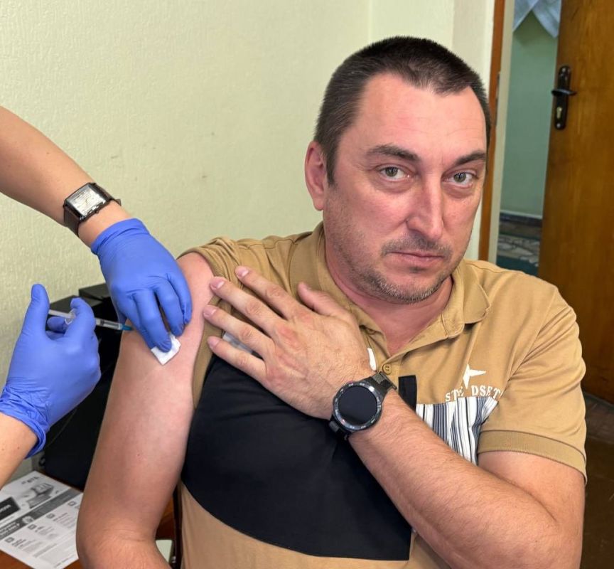 Сергей Юзвинкевич: Сегодня вместе с коллегами сделали прививку от гриппа! Это важный шаг в заботе о своем здоровье и здоровье окружающих Сергей Юзвинкевич: Сегодня вместе с коллегами сделали прививку от гриппа! Это важный шаг в заботе о своем здоровье и здоровье окружающих