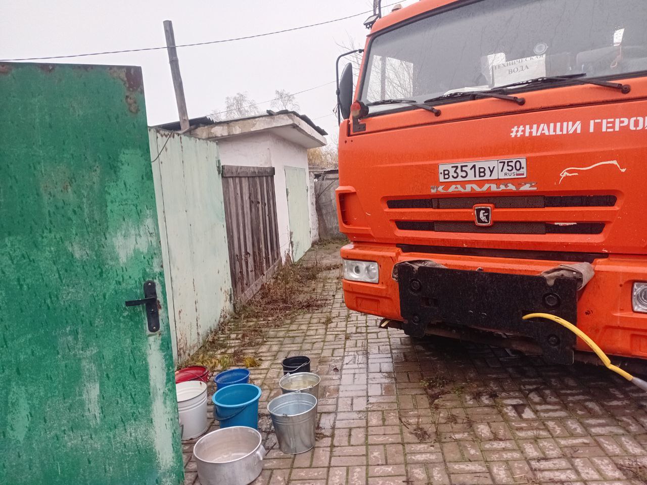 В Кировском внутригородском районе при поддержке региона-шефа Московская область продолжается подвоз воды для жителей домов, в которые в установленный графиком день не поступила вода