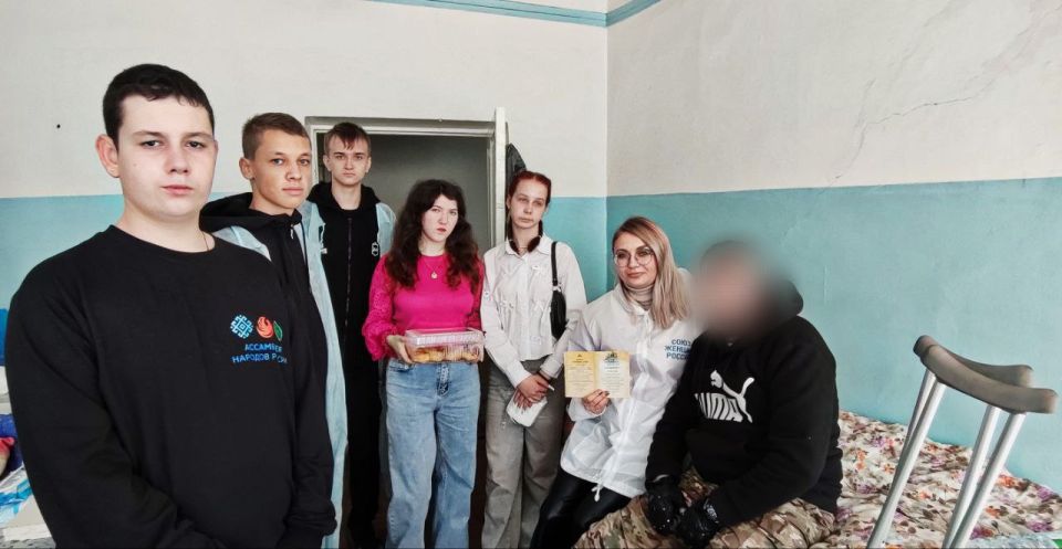 Поддержка военнослужащих: союзницы Женсовета Тореза и активисты Движения Первых посетили военнослужащих в госпитале Поддержка военнослужащих: союзницы Женсовета Тореза и активисты Движения Первых посетили военнослужащих в госпитале