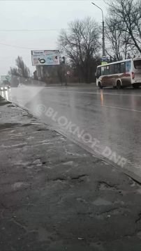 Жители Донецка пожаловались на водителей, пролетающих пешеходный переход