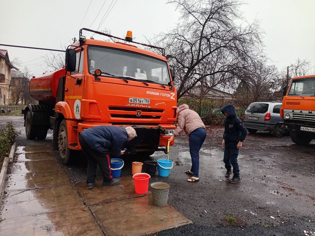 В Кировском внутригородском районе при поддержке региона-шефа Московская область продолжается подвоз воды для жителей домов, в которые в установленный графиком день не поступила вода В Кировском внутригородском районе при поддержке региона-шефа Московская область продолжается подвоз воды для жителей домов, в которые в установленный графиком день не поступила вода
