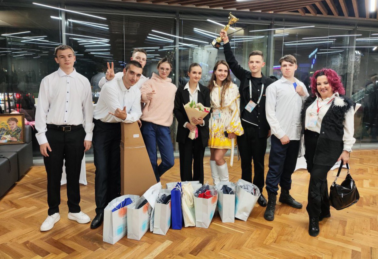 Студенты ДОНИЖТ достойно представили институт на фестивале «ТранспАРТ 2025» Студенты ДОНИЖТ достойно представили институт на фестивале «ТранспАРТ 2025»